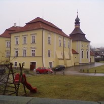 Proseč-Obořiště. Roku 1757 přestavěný z původní tvrze na barokní zámek.